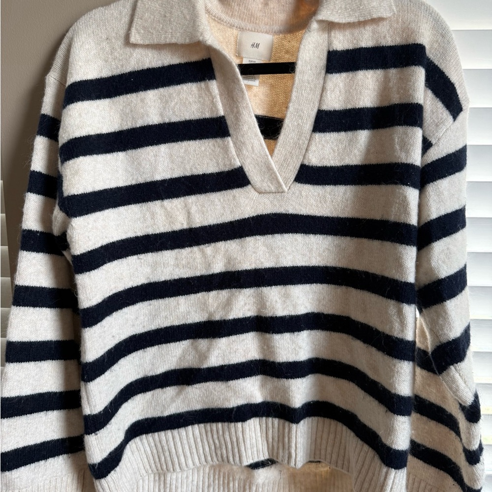 H&M Women's V-Neck Sweater - Navy and Cream Stripes
